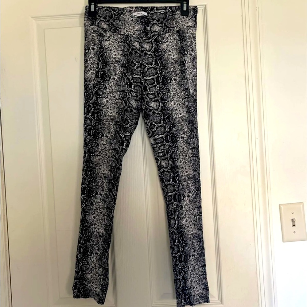 Bar III legging tights with grey snakeskin print
